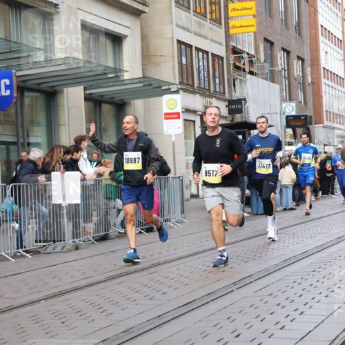 05.10.2025 - 20. swb-Marathon Bremen Strokosch-Dieckow http://msf.ph/oto/9247952 05.10.2025 10:52:28 Ziel 9187, 9209, 9214, 9284, 9439, 9501, 9517, 9581, 9830, 9918, 9985, 10064, 10308, 10309, 10514, 10548, 10779, 10833, 10955, 10997, 11012, 11382, 11417, 11587, 11722, 9187, 9209, 9214, 9284, 9439, 9501, 9517, 9581, 9830, 9918, 9985, 10064, 10308, 10309, 10514, 10548, 10779, 10833, 10955, 10997, 11012, 11382, 11417, 11587, 11722 meine-sportfotos.de