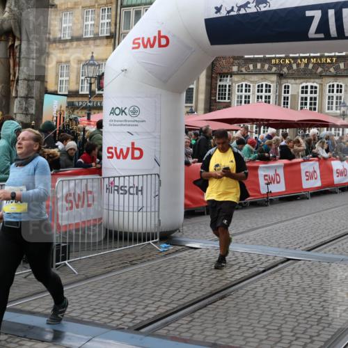 05.10.2025 - 20. swb-Marathon Bremen Yannick Fuchs http://msf.ph/oto/9247956 05.10.2025 11:12:32 Ziel 9373, 9374, 10622, 10899, 11085, 11535 meine-sportfotos.de