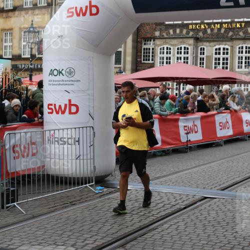 05.10.2025 - 20. swb-Marathon Bremen Yannick Fuchs http://msf.ph/oto/9247963 05.10.2025 11:12:32 Ziel 9373, 9374, 10622, 10899, 11085, 11535 meine-sportfotos.de