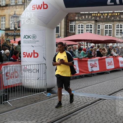 05.10.2025 - 20. swb-Marathon Bremen Yannick Fuchs http://msf.ph/oto/9247972 05.10.2025 11:12:32 Ziel 9373, 9374, 10622, 10899, 11085, 11535 meine-sportfotos.de