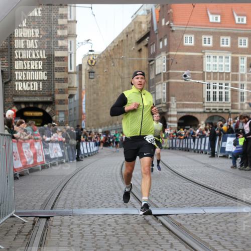 05.10.2025 - 20. swb-Marathon Bremen Yannick Fuchs http://msf.ph/oto/9247979 05.10.2025 10:43:52 Ziel 9270, 10559 meine-sportfotos.de