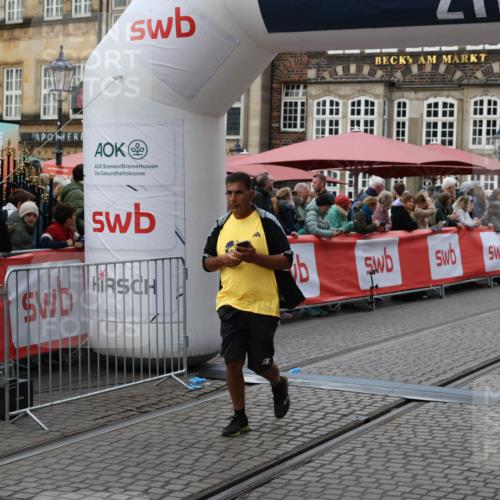 05.10.2025 - 20. swb-Marathon Bremen Yannick Fuchs http://msf.ph/oto/9247982 05.10.2025 11:12:32 Ziel 9373, 9374, 10622, 10899, 11085, 11535 meine-sportfotos.de