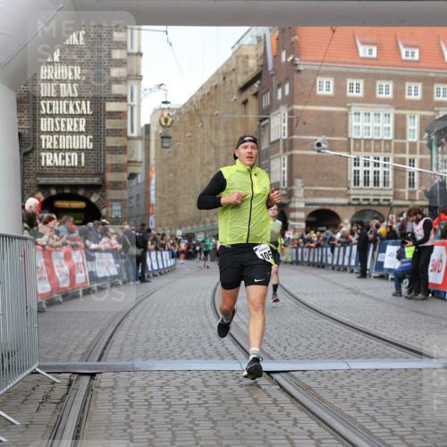 05.10.2025 - 20. swb-Marathon Bremen Yannick Fuchs http://msf.ph/oto/9247986 05.10.2025 10:43:52 Ziel 9270, 10559 meine-sportfotos.de