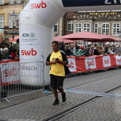 05.10.2025 - 20. swb-Marathon Bremen Yannick Fuchs http://msf.ph/oto/9247992 05.10.2025 11:12:32 Ziel 9373, 9374, 10622, 10899, 11085, 11535 meine-sportfotos.de