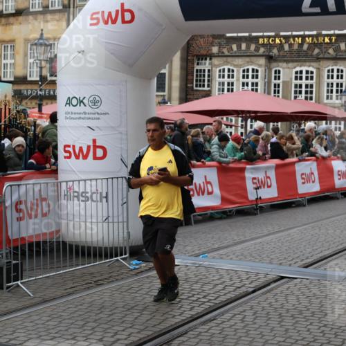 05.10.2025 - 20. swb-Marathon Bremen Yannick Fuchs http://msf.ph/oto/9247997 05.10.2025 11:12:32 Ziel 9373, 9374, 10622, 10899, 11085, 11535 meine-sportfotos.de