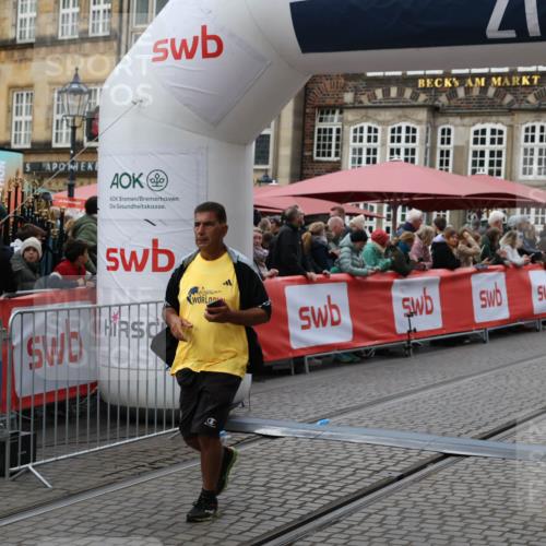 05.10.2025 - 20. swb-Marathon Bremen Yannick Fuchs http://msf.ph/oto/9248010 05.10.2025 11:12:32 Ziel 9373, 9374, 10622, 10899, 11085, 11535 meine-sportfotos.de
