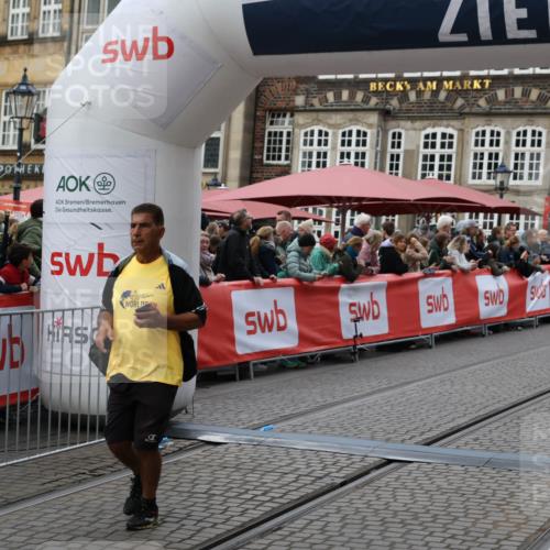 05.10.2025 - 20. swb-Marathon Bremen Yannick Fuchs http://msf.ph/oto/9248018 05.10.2025 11:12:33 Ziel 9373, 9374, 10899, 11535 meine-sportfotos.de
