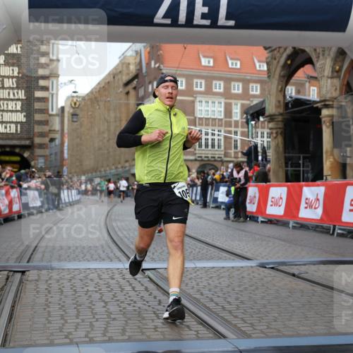 05.10.2025 - 20. swb-Marathon Bremen Yannick Fuchs http://msf.ph/oto/9248028 05.10.2025 10:43:52 Ziel 9270, 10559 meine-sportfotos.de