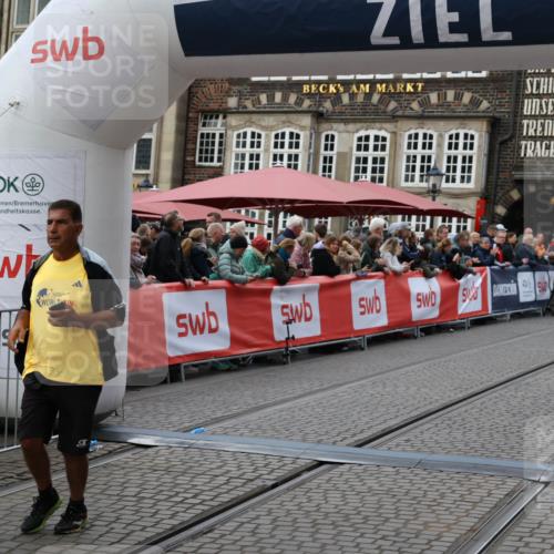 05.10.2025 - 20. swb-Marathon Bremen Yannick Fuchs http://msf.ph/oto/9248030 05.10.2025 11:12:33 Ziel 9373, 9374, 10899, 11535 meine-sportfotos.de