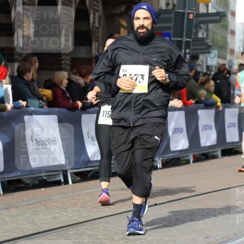 05.10.2025 - 20. swb-Marathon Bremen Strokosch-Dieckow http://msf.ph/oto/9248031 05.10.2025 10:59:45 Ziel 9378, 9473, 9673, 10420, 11582, 11720 meine-sportfotos.de