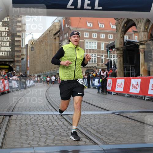 05.10.2025 - 20. swb-Marathon Bremen Yannick Fuchs http://msf.ph/oto/9248035 05.10.2025 10:43:53 Ziel 9270, 10559 meine-sportfotos.de