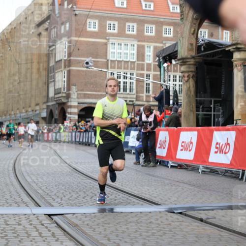 05.10.2025 - 20. swb-Marathon Bremen Yannick Fuchs http://msf.ph/oto/9248038 05.10.2025 10:43:54 Ziel 9270, 10559 meine-sportfotos.de
