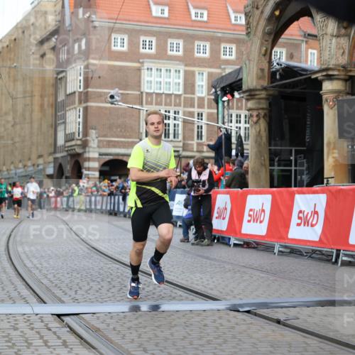 05.10.2025 - 20. swb-Marathon Bremen Yannick Fuchs http://msf.ph/oto/9248051 05.10.2025 10:43:54 Ziel 9270, 10559 meine-sportfotos.de