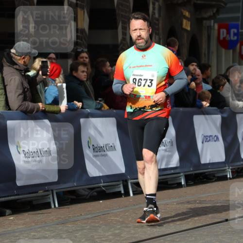 05.10.2025 - 20. swb-Marathon Bremen Strokosch-Dieckow http://msf.ph/oto/9248063 05.10.2025 10:59:48 Ziel 9378, 9473, 9673, 11582 meine-sportfotos.de