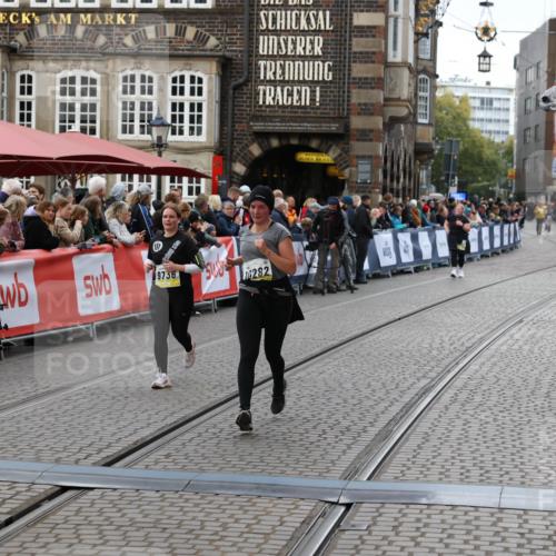 05.10.2025 - 20. swb-Marathon Bremen Yannick Fuchs http://msf.ph/oto/9248069 05.10.2025 11:12:36 Ziel 9736, 10282, 11535 meine-sportfotos.de