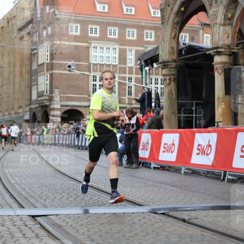 05.10.2025 - 20. swb-Marathon Bremen Yannick Fuchs http://msf.ph/oto/9248072 05.10.2025 10:43:54 Ziel 9270, 10559 meine-sportfotos.de