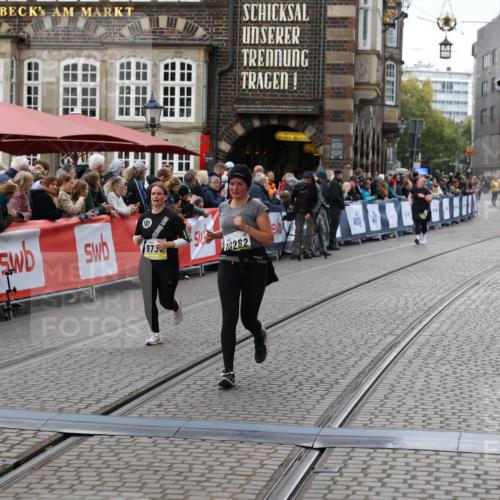 05.10.2025 - 20. swb-Marathon Bremen Yannick Fuchs http://msf.ph/oto/9248077 05.10.2025 11:12:36 Ziel 9736, 10282, 11535 meine-sportfotos.de