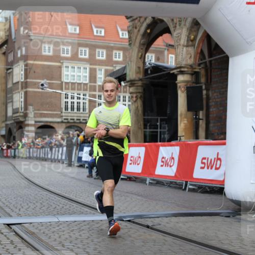 05.10.2025 - 20. swb-Marathon Bremen Yannick Fuchs http://msf.ph/oto/9248080 05.10.2025 10:43:54 Ziel 9270, 10559 meine-sportfotos.de