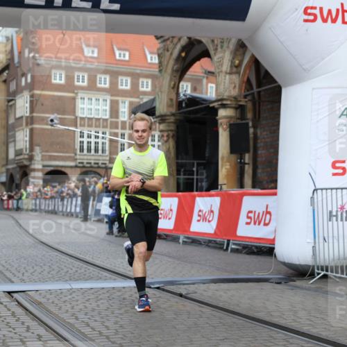 05.10.2025 - 20. swb-Marathon Bremen Yannick Fuchs http://msf.ph/oto/9248092 05.10.2025 10:43:54 Ziel 9270, 10559 meine-sportfotos.de