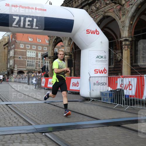 05.10.2025 - 20. swb-Marathon Bremen Yannick Fuchs http://msf.ph/oto/9248110 05.10.2025 10:43:55 Ziel 9270, 10559 meine-sportfotos.de