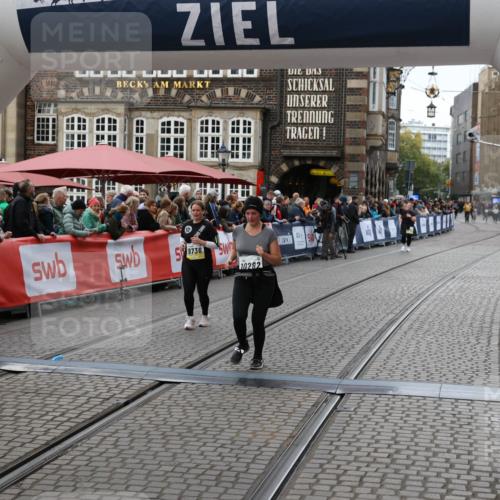 05.10.2025 - 20. swb-Marathon Bremen Yannick Fuchs http://msf.ph/oto/9248119 05.10.2025 11:12:37 Ziel 9736, 10282 meine-sportfotos.de