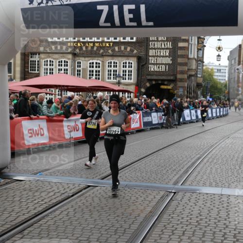 05.10.2025 - 20. swb-Marathon Bremen Yannick Fuchs http://msf.ph/oto/9248128 05.10.2025 11:12:37 Ziel 9736, 10282 meine-sportfotos.de