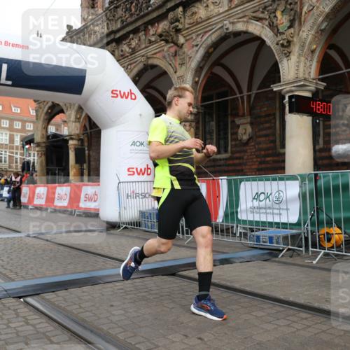 05.10.2025 - 20. swb-Marathon Bremen Yannick Fuchs http://msf.ph/oto/9248160 05.10.2025 10:43:56 Ziel 9270, 10559 meine-sportfotos.de