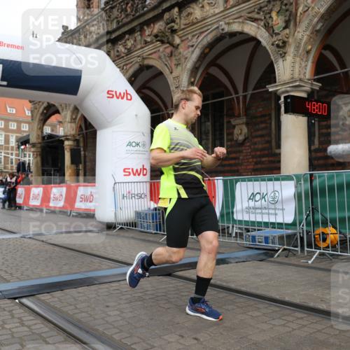 05.10.2025 - 20. swb-Marathon Bremen Yannick Fuchs http://msf.ph/oto/9248167 05.10.2025 10:43:56 Ziel 9270, 10559 meine-sportfotos.de
