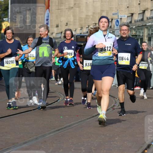 05.10.2025 - 20. swb-Marathon Bremen Strokosch-Dieckow http://msf.ph/oto/9248189 05.10.2025 10:59:54 Ziel 9005, 9378, 9381, 9612, 10290, 10291, 10311, 11444, 11639, 11644 meine-sportfotos.de