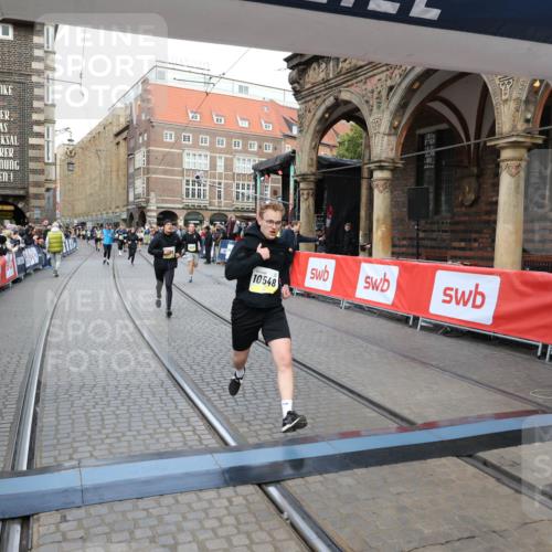 05.10.2025 - 20. swb-Marathon Bremen Yannick Fuchs http://msf.ph/oto/9248190 05.10.2025 10:52:44 Ziel 8888, 9209, 9439, 9903, 10327, 10388, 10548, 11283, 11387, 11413 meine-sportfotos.de