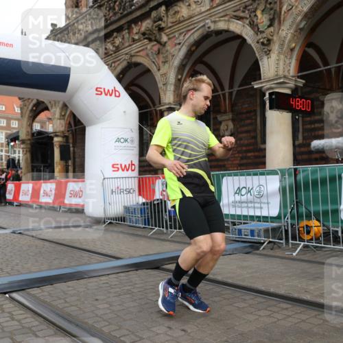 05.10.2025 - 20. swb-Marathon Bremen Yannick Fuchs http://msf.ph/oto/9248197 05.10.2025 10:43:56 Ziel 9270, 10559 meine-sportfotos.de