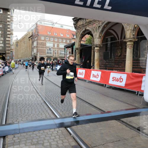05.10.2025 - 20. swb-Marathon Bremen Yannick Fuchs http://msf.ph/oto/9248198 05.10.2025 10:52:45 Ziel 8888, 9209, 9439, 9517, 9903, 10388, 10548, 11283, 11387, 11413 meine-sportfotos.de