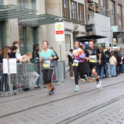 05.10.2025 - 20. swb-Marathon Bremen Strokosch-Dieckow http://msf.ph/oto/9248204 05.10.2025 10:52:37 Ziel 9187, 9214, 9284, 9501, 9581, 9650, 9703, 9830, 9918, 9985, 10064, 10128, 10308, 10309, 10514, 10539, 10779, 10833, 10955, 10997, 11012, 11259, 11300, 11382, 11398, 11411, 11417, 11450, 11587, 11722, 9187, 9214, 9284, 9501, 9581, 9650, 9703, 9830, 9918, 9985, 10064, 10128, 10308, 10309, 10514, 10539, 10779, 10833, 10955, 10997, 11012, 11382, 11398, 11417, 11450, 11587, 11722 meine-sportfotos.de