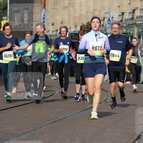 05.10.2025 - 20. swb-Marathon Bremen Strokosch-Dieckow http://msf.ph/oto/9248205 05.10.2025 10:59:54 Ziel 9005, 9378, 9381, 9612, 10290, 10291, 10311, 11444, 11639, 11644 meine-sportfotos.de