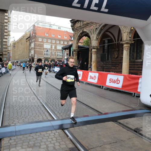 05.10.2025 - 20. swb-Marathon Bremen Yannick Fuchs http://msf.ph/oto/9248209 05.10.2025 10:52:45 Ziel 8888, 9209, 9439, 9517, 9903, 10388, 10548, 11283, 11387, 11413 meine-sportfotos.de