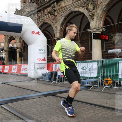 05.10.2025 - 20. swb-Marathon Bremen Yannick Fuchs http://msf.ph/oto/9248210 05.10.2025 10:43:56 Ziel 9270, 10559 meine-sportfotos.de