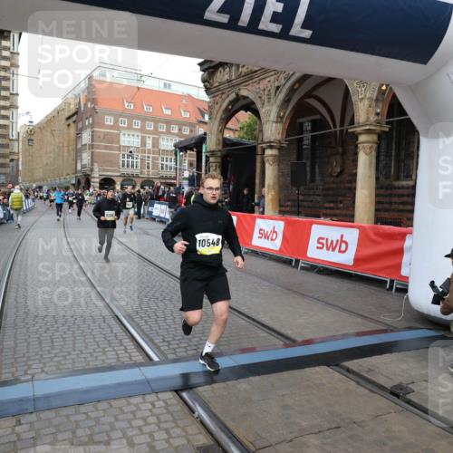 05.10.2025 - 20. swb-Marathon Bremen Yannick Fuchs http://msf.ph/oto/9248212 05.10.2025 10:52:45 Ziel 8888, 9209, 9439, 9517, 9903, 10388, 10548, 11283, 11387, 11413 meine-sportfotos.de