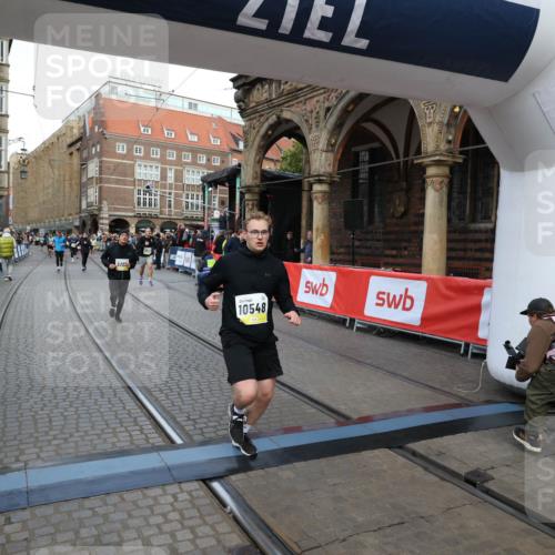 05.10.2025 - 20. swb-Marathon Bremen Yannick Fuchs http://msf.ph/oto/9248221 05.10.2025 10:52:45 Ziel 8888, 9209, 9439, 9517, 9903, 10388, 10548, 11283, 11387, 11413 meine-sportfotos.de