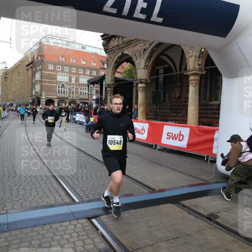 05.10.2025 - 20. swb-Marathon Bremen Yannick Fuchs http://msf.ph/oto/9248230 05.10.2025 10:52:45 Ziel 8888, 9209, 9439, 9517, 9903, 10388, 10548, 11283, 11387, 11413 meine-sportfotos.de