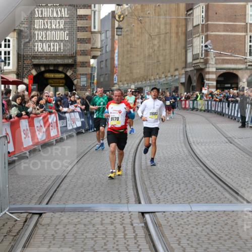 05.10.2025 - 20. swb-Marathon Bremen Yannick Fuchs http://msf.ph/oto/9248232 05.10.2025 10:44:01 Ziel 9170, 9270, 9865, 11256, 11683 meine-sportfotos.de