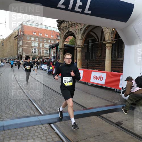 05.10.2025 - 20. swb-Marathon Bremen Yannick Fuchs http://msf.ph/oto/9248238 05.10.2025 10:52:45 Ziel 8888, 9209, 9439, 9517, 9903, 10388, 10548, 11283, 11387, 11413 meine-sportfotos.de