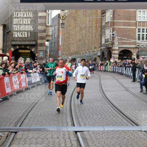 05.10.2025 - 20. swb-Marathon Bremen Yannick Fuchs http://msf.ph/oto/9248240 05.10.2025 10:44:01 Ziel 9170, 9270, 9865, 11256, 11683 meine-sportfotos.de
