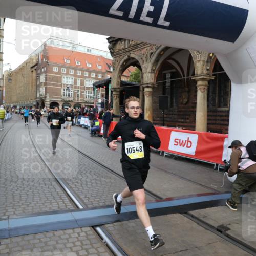 05.10.2025 - 20. swb-Marathon Bremen Yannick Fuchs http://msf.ph/oto/9248244 05.10.2025 10:52:45 Ziel 8888, 9209, 9439, 9517, 9903, 10388, 10548, 11283, 11387, 11413 meine-sportfotos.de