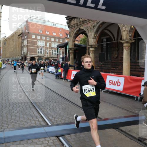 05.10.2025 - 20. swb-Marathon Bremen Yannick Fuchs http://msf.ph/oto/9248250 05.10.2025 10:52:45 Ziel 8888, 9209, 9439, 9517, 9903, 10388, 10548, 11283, 11387, 11413 meine-sportfotos.de