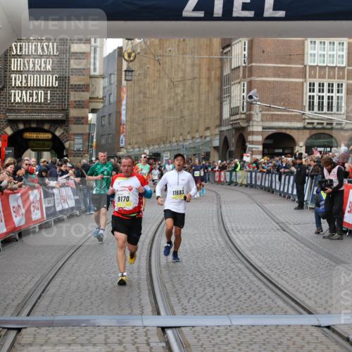 05.10.2025 - 20. swb-Marathon Bremen Yannick Fuchs http://msf.ph/oto/9248253 05.10.2025 10:44:01 Ziel 9170, 9270, 9865, 11256, 11683 meine-sportfotos.de