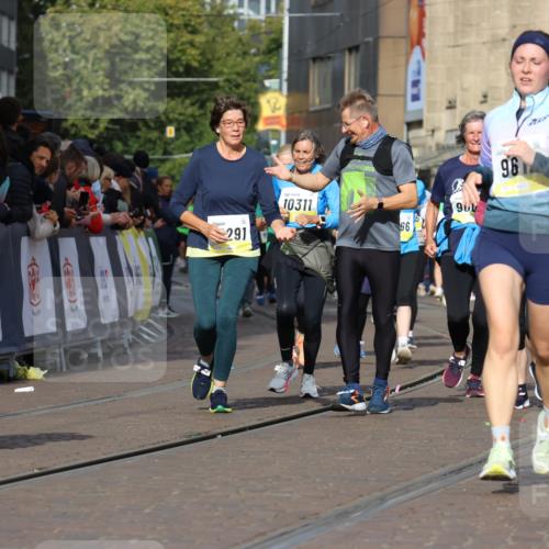 05.10.2025 - 20. swb-Marathon Bremen Strokosch-Dieckow http://msf.ph/oto/9248255 05.10.2025 10:59:55 Ziel 9005, 9381, 9604, 9612, 10290, 10291, 10311, 11444, 11639, 11644 meine-sportfotos.de