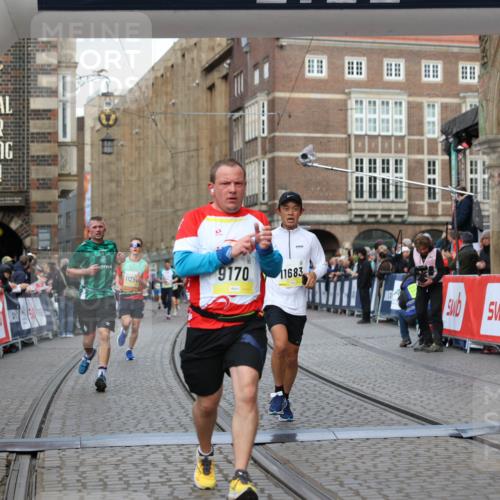 05.10.2025 - 20. swb-Marathon Bremen Yannick Fuchs http://msf.ph/oto/9248262 05.10.2025 10:44:02 Ziel 9170, 9865, 11256, 11683 meine-sportfotos.de