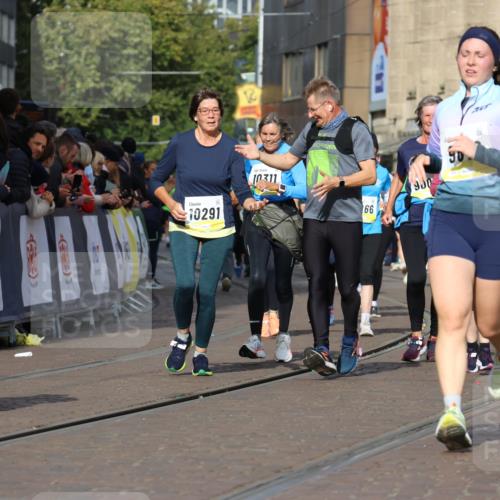 05.10.2025 - 20. swb-Marathon Bremen Strokosch-Dieckow http://msf.ph/oto/9248278 05.10.2025 10:59:55 Ziel 9005, 9381, 9604, 9612, 10290, 10291, 10311, 11444, 11639, 11644 meine-sportfotos.de