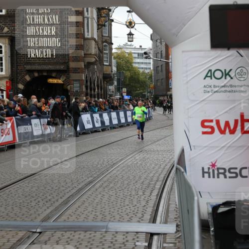 05.10.2025 - 20. swb-Marathon Bremen Yannick Fuchs http://msf.ph/oto/9248288 05.10.2025 11:12:44 Ziel 9736, 10282, 11285 meine-sportfotos.de