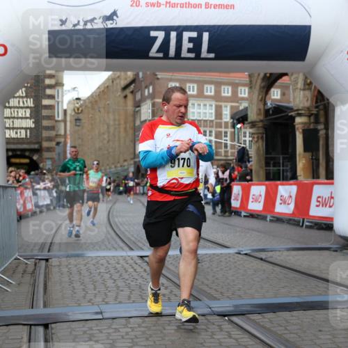 05.10.2025 - 20. swb-Marathon Bremen Yannick Fuchs http://msf.ph/oto/9248299 05.10.2025 10:44:03 Ziel 9170, 9865, 11256, 11683 meine-sportfotos.de